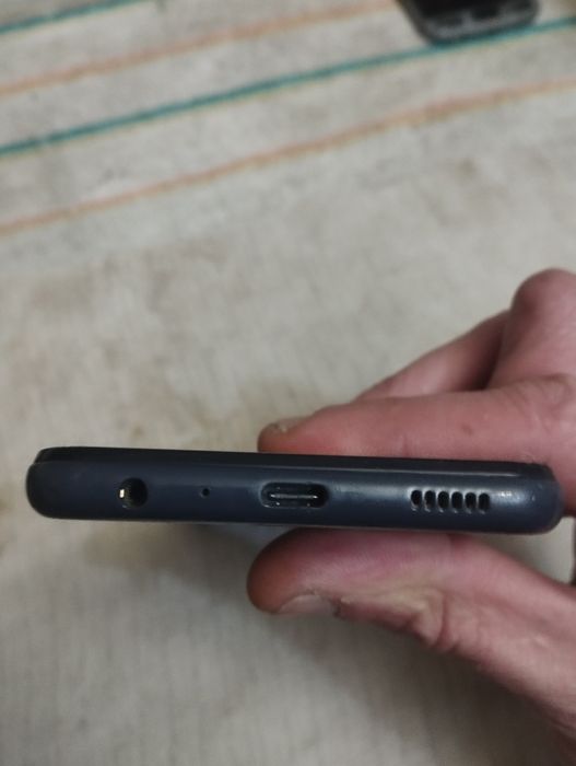 Продам телефон самсунг А13 на 64 назапчастини