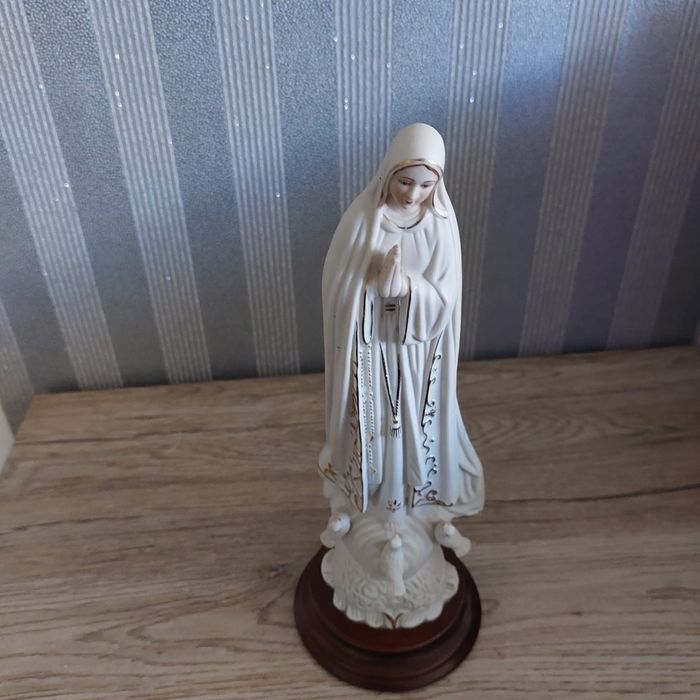 Figurka Maryji z porcelany