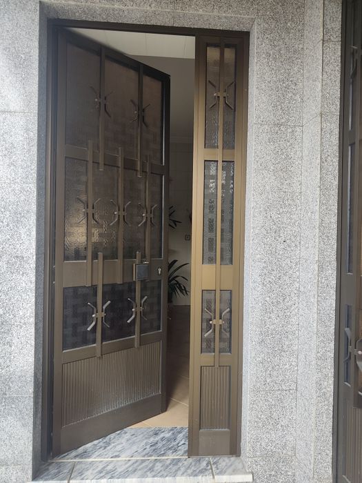 Portas alumínio castanho
