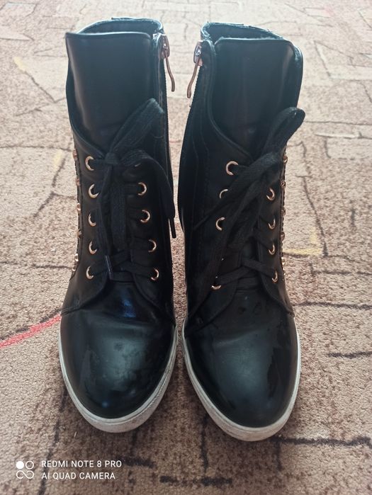 Продам женские  ботинки б.у