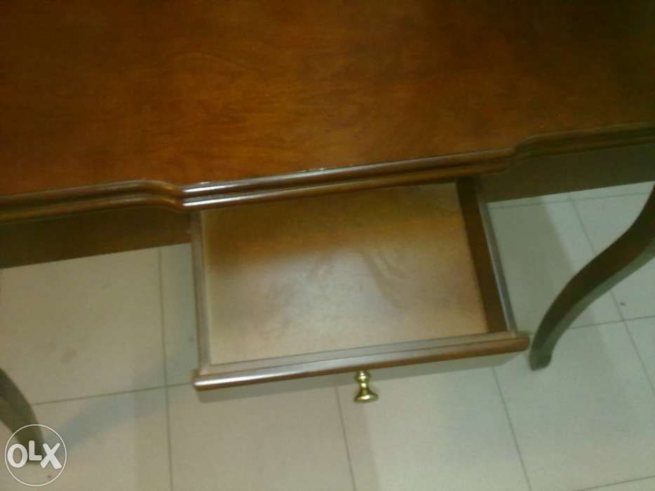 Mesa de mogno de duas faces