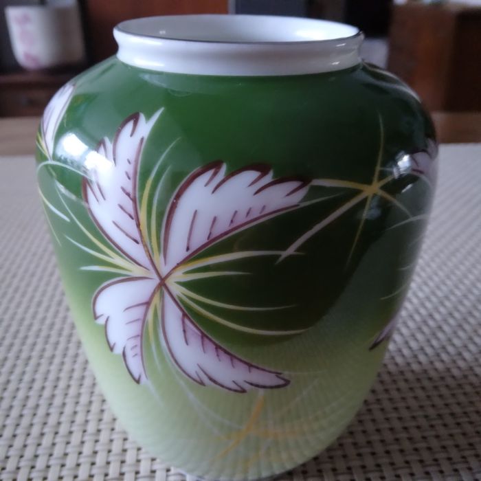 Stary porcelanowy wazonik