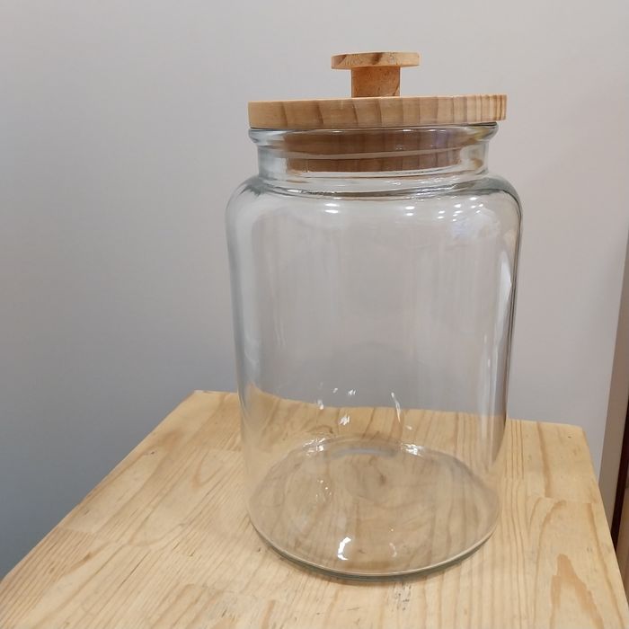 Frasco de vidro com tampa em madeira