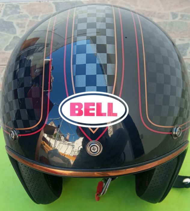Capacete Jet da marca Bell