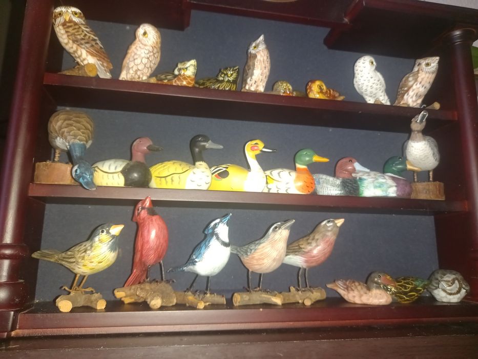 Estante com 27 miniaturas de aves
