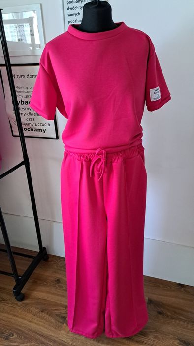 Nowy fuksjowy dres M-L