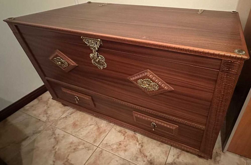 Arca / Baú em Madeira Maciça com Ferragens – Estilo Clássico