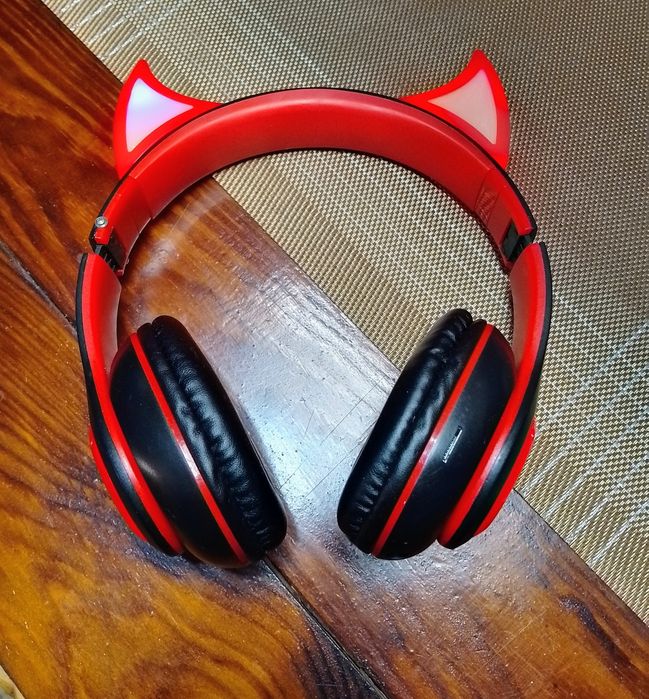 Навушники блютуз бездротові з підсвіткою FM радіо, та слотом для cd карти