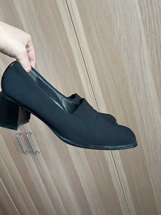 Buty Ecco rozmiar 39,5 na obcasie granatowe