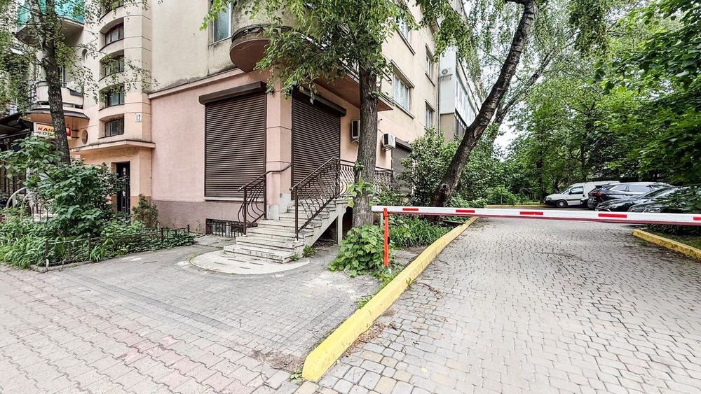 Здам в оренду фасадне приміщення в центрі міста. Перша лінія від дороги, панорамні вікна , пішохідний та автомобільний трафік , парковка . Франка 12 .