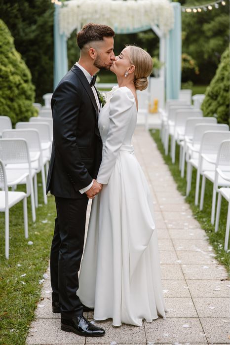 Suknia slubna miniamlistyczna prosta elegancka