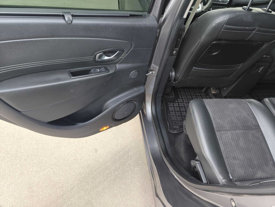 Продам своє авто Renault Grand Scenic 2011 року. максимальна комплектація 7 місць.