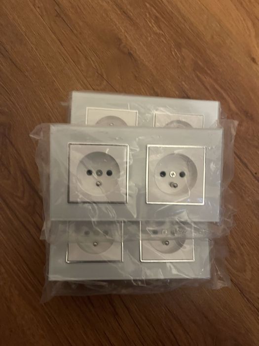 3x Gniazdo podwójne  w ramce szklanej kolor biały