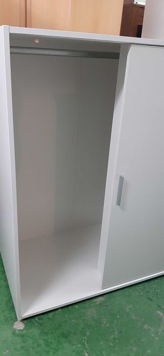 komoda z drążkiem i drzwiami przesuwnymi