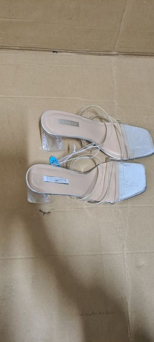 Buty klapki na obcasie