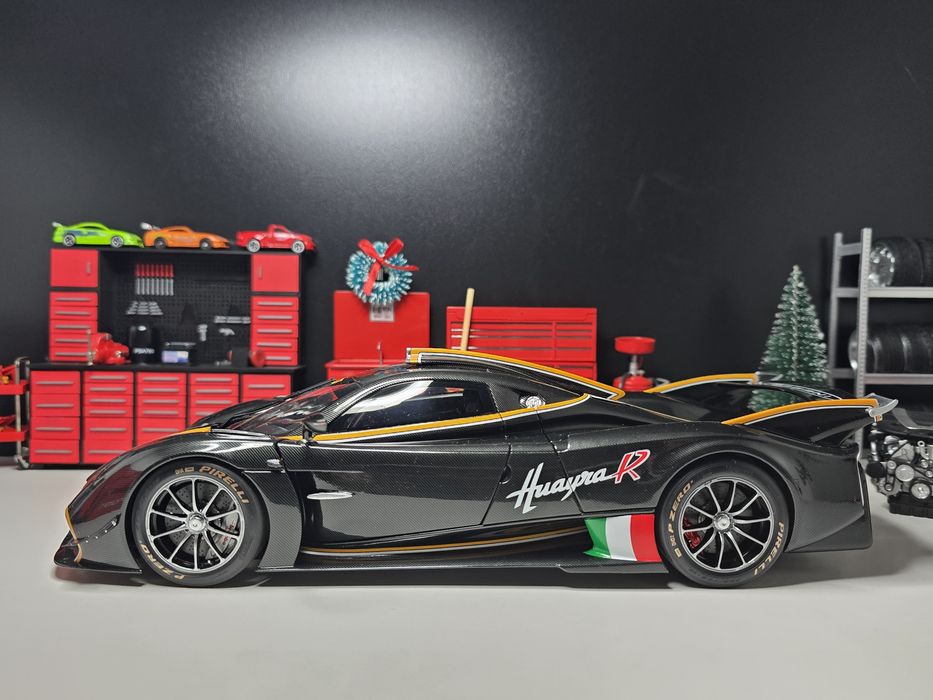 LCD Pagani Huayra R 1/18