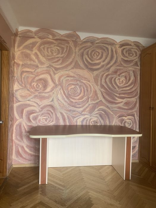 Стол письменный.