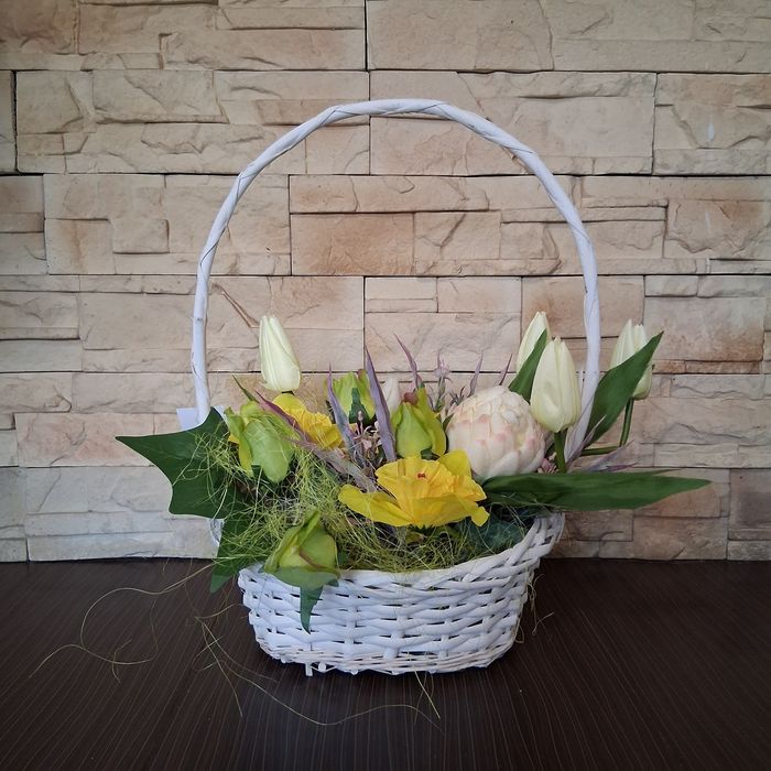 Kompozycja kwiatowa stroik okolicznościowy wiosenny w białym koszyku