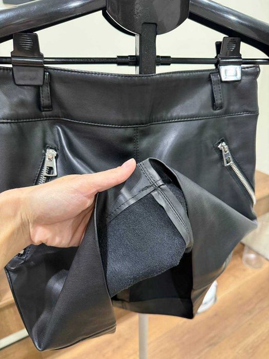 Спідниця з екошкіри Bershka