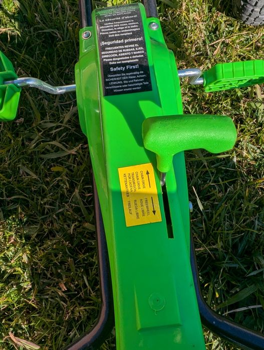 Carro de pedais verde