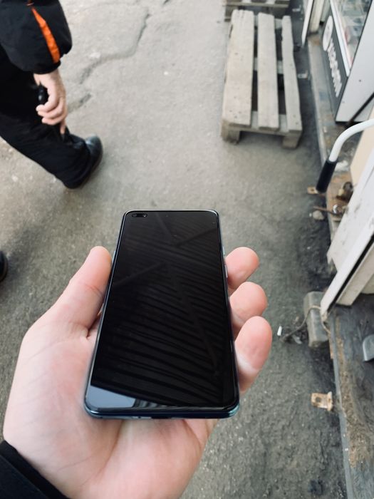 Продам телефон one plus nord 8/128 90гг экран