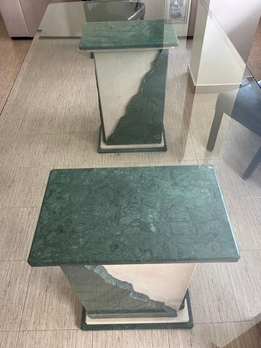 Mesa de Vidro e Pés de Pedra