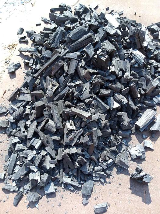 Деревне вугілля в паперових мішках