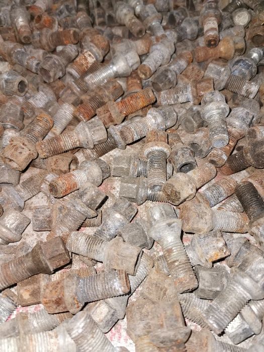 Болти колісні колесні Audi Volkswagen Skoda VAG шпильки