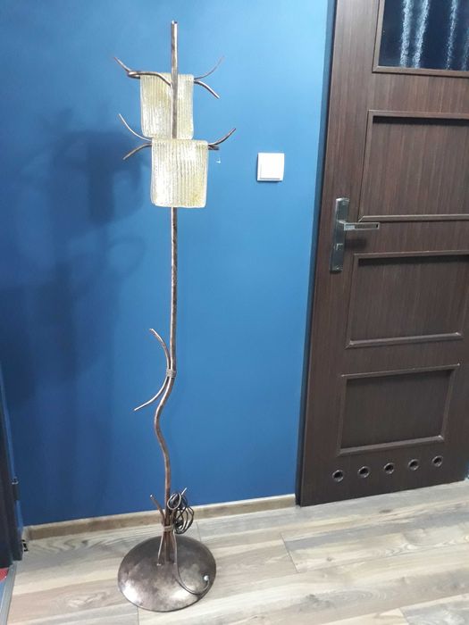Lampa stojąca z ozdobnymi kloszami