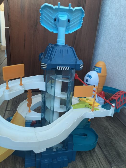 Дитяча парковка з ліфтом, космічна станція