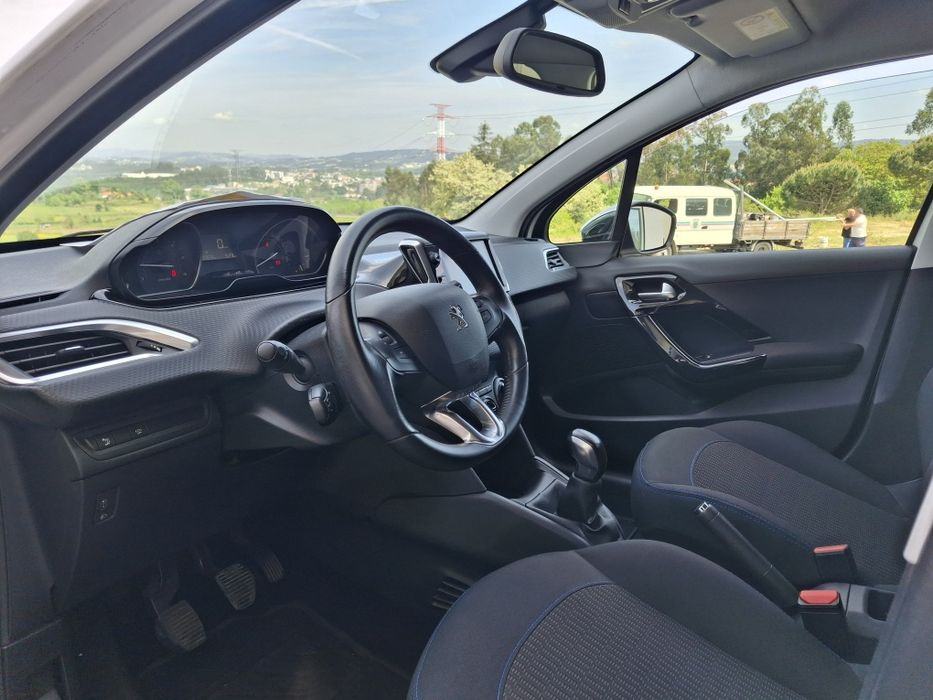 Peugeot 208 Signature