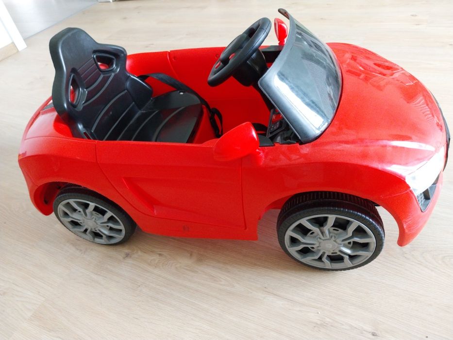 Czerwone auto na akumulator
