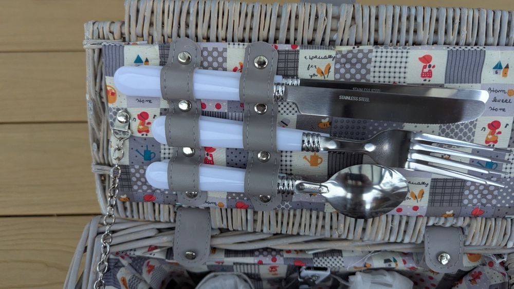 Kosz piknikowy z zastawą dla 4 osób