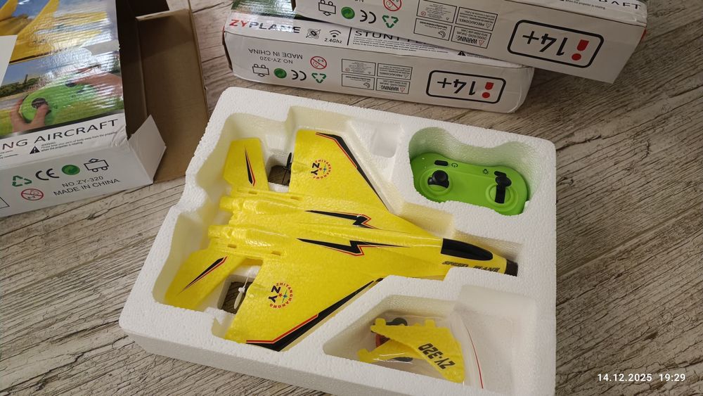 Літак на радіоуправлінні Е320