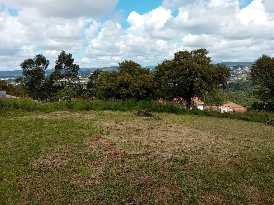 Terreno com vista panorâmica com 2 arruamentos,  nasceste e poente