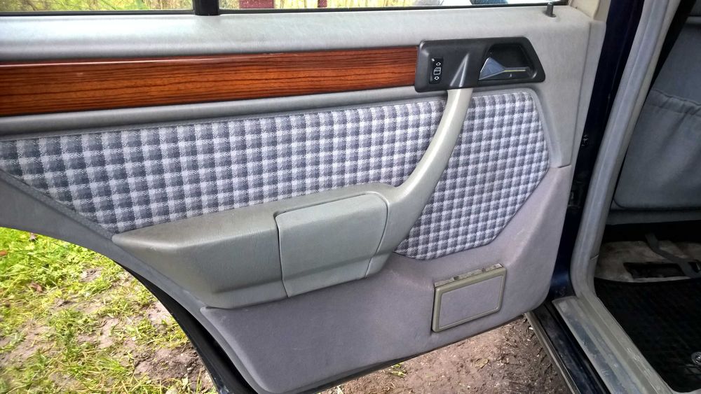 Fotel kierowcy pasażera podłokietnik boczki Mercedes w124 kod 378
