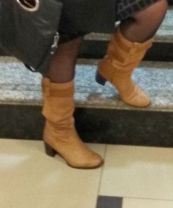 Удобные демисезонные сапожки натуральная кожа на полную ногу.