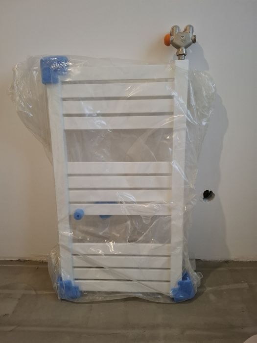 Grzejnik łazienkowy ręcznikowy o wymiarach szer 440 mm wys 810 mm