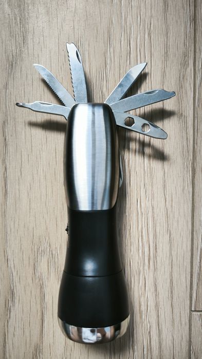 Latarka z multitoolem
