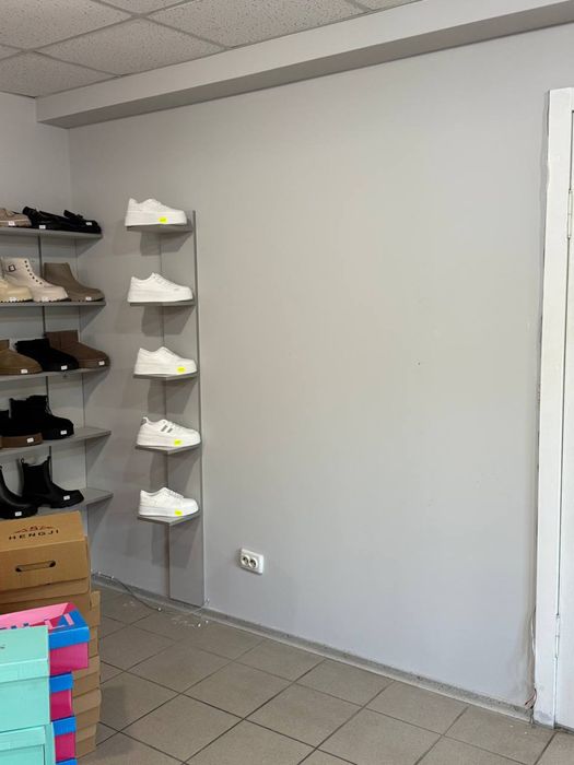 Полиці, полки, стелажи