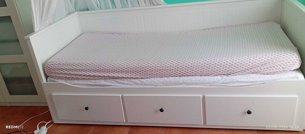 Cama branca do ikea
