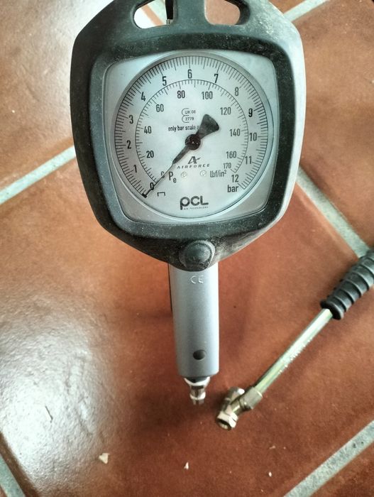 Duas pistolas de encher pneus