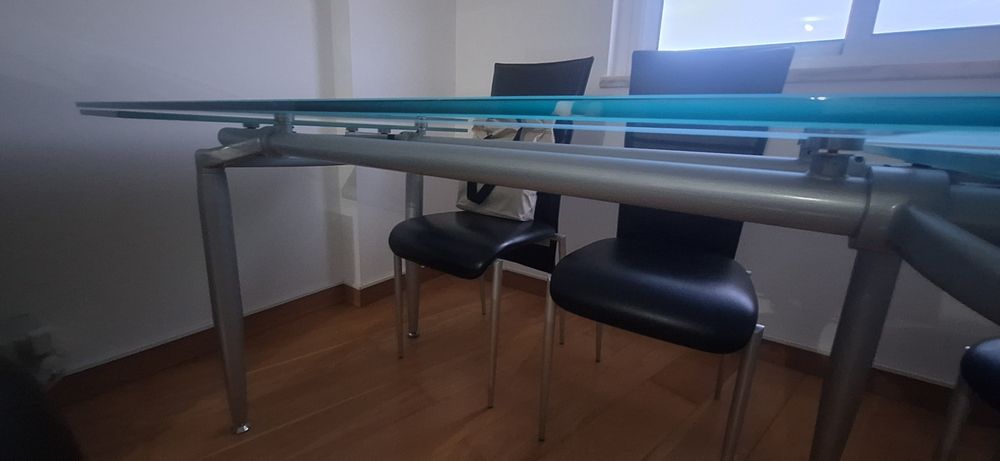 Mesa de jantar em vido