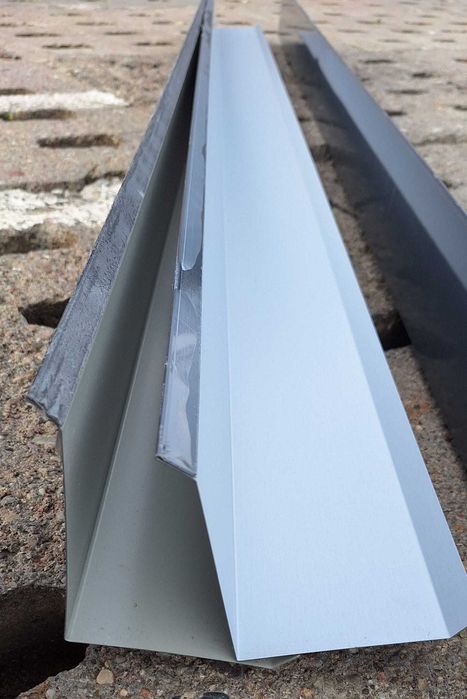 obróbki z blachy: wiatrownica, kalenica, pas nad rynnę