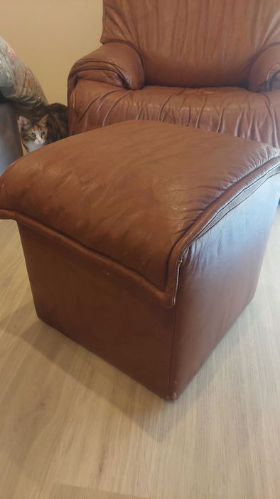 2 poltronas + puff em pele