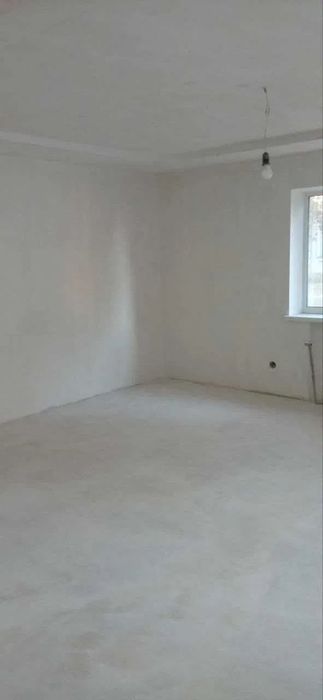 Продам новозбудований будинок з газовим опаленням в центрі міста.