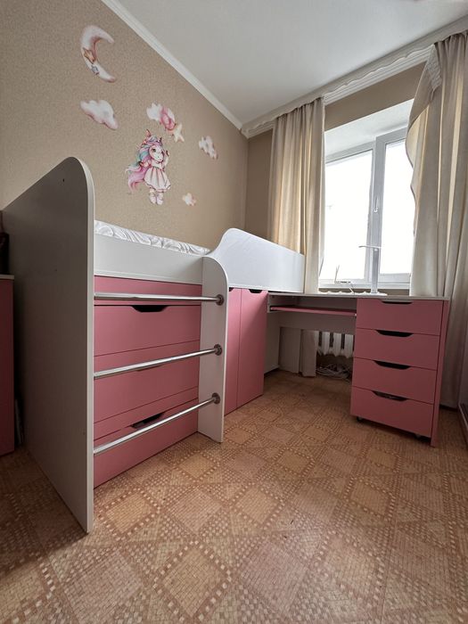 Дитяче ліжко горище зі столом і матрасом