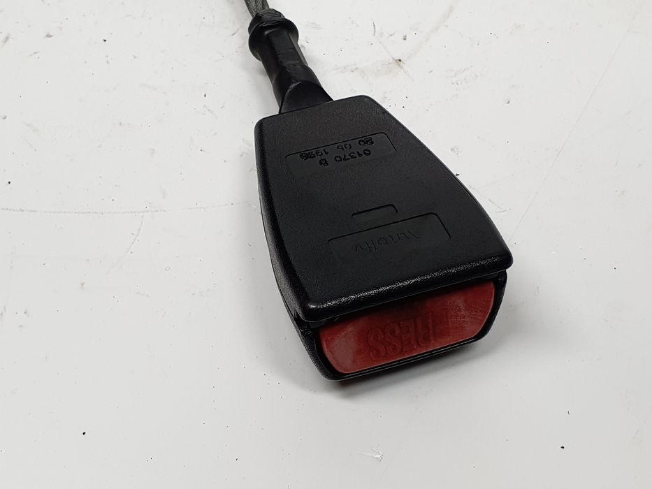 Encaixe de cinto frente esquerdo BMW 5 (E39)