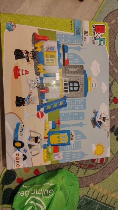 Vendo diversos brinquedos em caixa