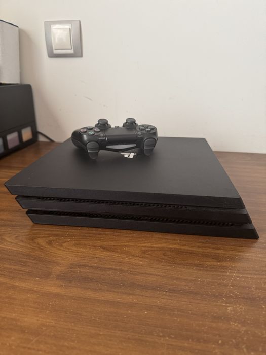 PlayStation 4 Pro + 1 Comando – Excelente Estado (sem caixa)